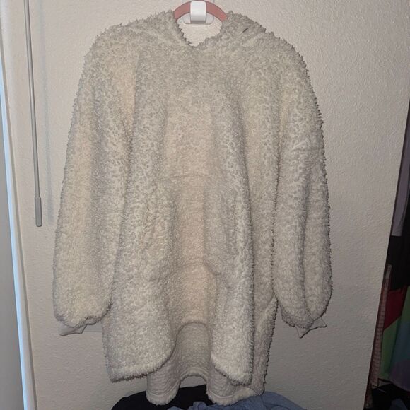 throwzy Jackets & Blazers - One Size White Sherpa Throwzy